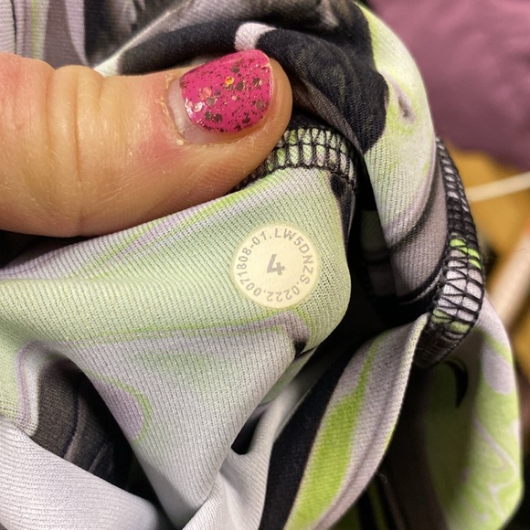 4019- EUC Lululemon Swift Speed High-Rise Tight 28"
Paint Glide Warp Multi - Picture 6 of 6